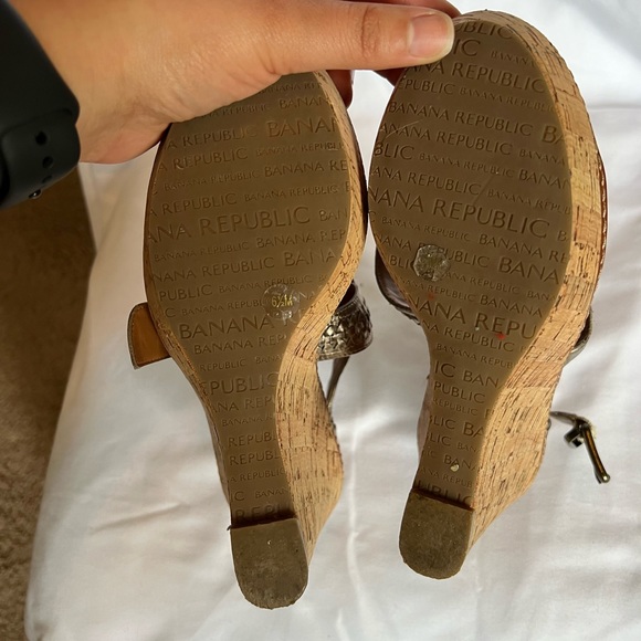 Beautiful Banana Republic “Old Gold” cork wedge sandals Size 6 1/2 - Picture 10 of 11